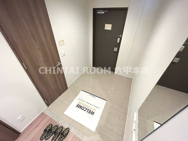 シー・クリサンス西岡本の玄関