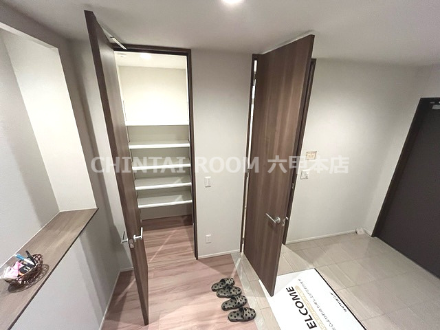 シー・クリサンス西岡本の玄関