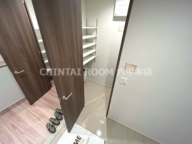 シー・クリサンス西岡本の玄関