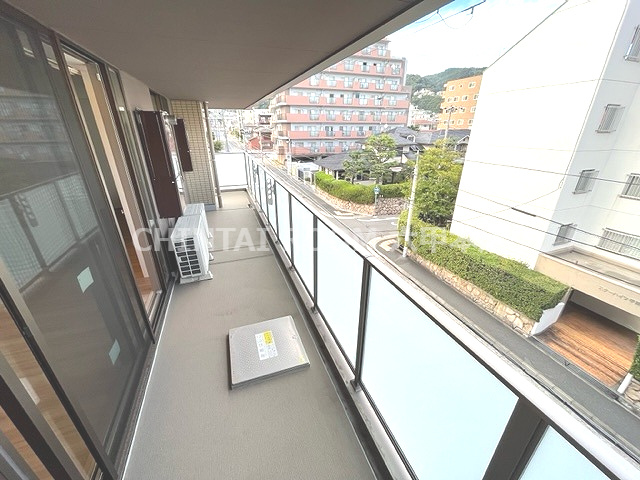 シー・クリサンス西岡本のバルコニー