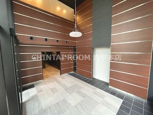 シー・クリサンス西岡本のエントランス