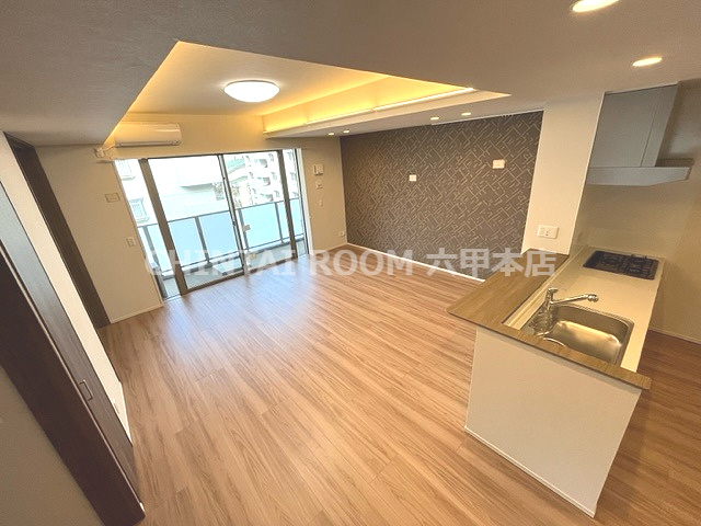 シー・クリサンス西岡本の居間・リビング