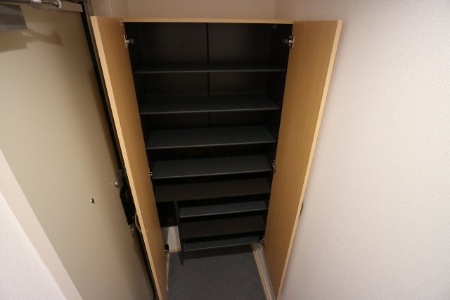 D-room灘北通の玄関