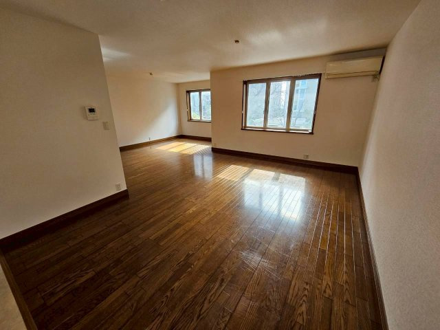 レジデンシャル芦屋の居間・リビング