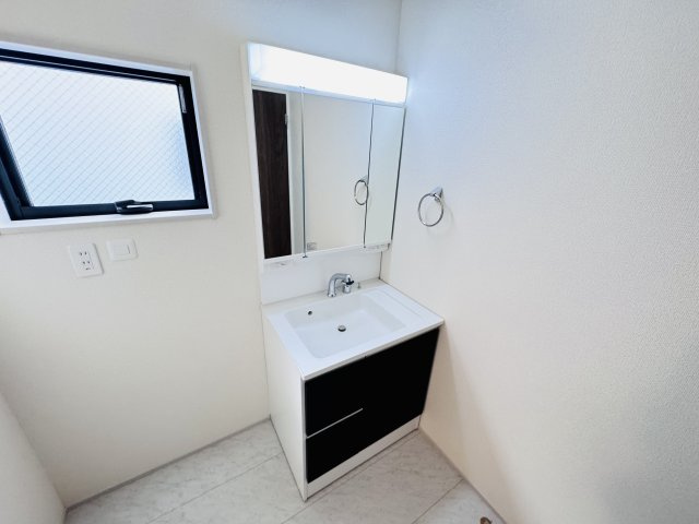 三郷市彦糸１丁目新築戸建の独立洗面台|シャワーヘッド付き三面鏡洗面化粧台