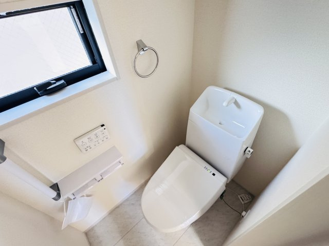 三郷市彦糸１丁目新築戸建のトイレ|温水洗浄暖房便座つきトイレ