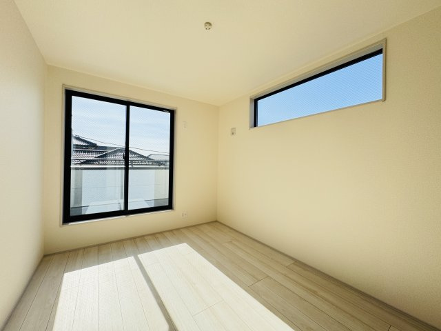 三郷市彦糸１丁目新築戸建の寝室|6帖寝室・南側バルコニー前の明るいお部屋です♪