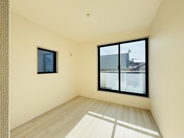 三郷市彦糸１丁目新築戸建の子供部屋|5.25帖洋室・南側バルコニー前の明るいお部屋です♪