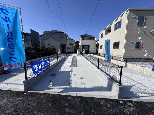 三郷市彦糸１丁目新築戸建の駐車場|4号棟駐車スペース・縦列2台駐車可