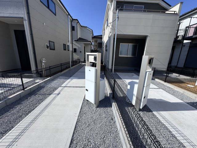三郷市彦糸１丁目新築戸建の前面道路含む現地写真|インターホン・宅配ボックス完備