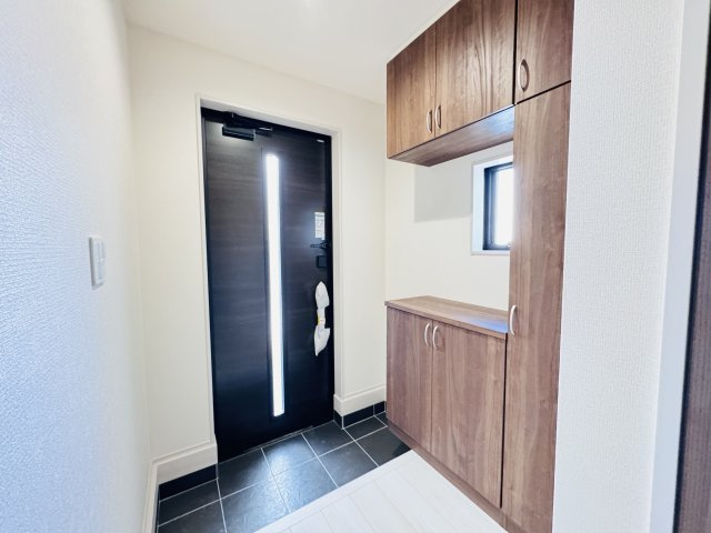 三郷市彦糸１丁目新築戸建の玄関|玄関ホール・容量たっぷりシューズボックス