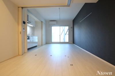 【内装】 | THE CROSS | 明るい色調の室内です