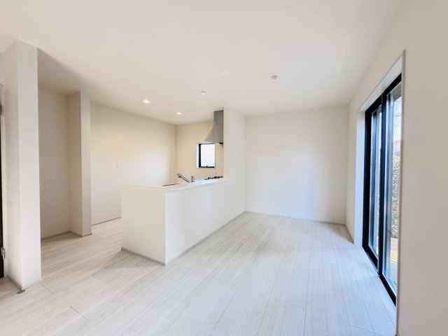 三郷市彦糸１丁目新築戸建の居間・リビング|16帖リビングダイニングキッチン