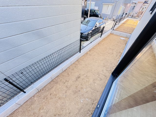 三郷市彦糸１丁目新築戸建の庭|南側隣地境界スペース