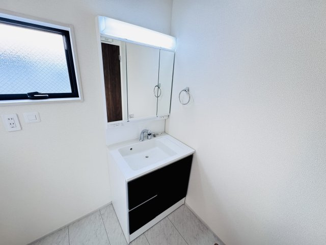 三郷市彦糸１丁目新築戸建の独立洗面台|シャワーヘッド付き三面鏡洗面化粧台