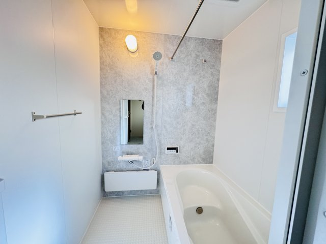 三郷市彦糸１丁目新築戸建の浴室|手元で水流切り替えシャワーヘッド・足を伸ばせる広々浴槽で毎日リラックス♪