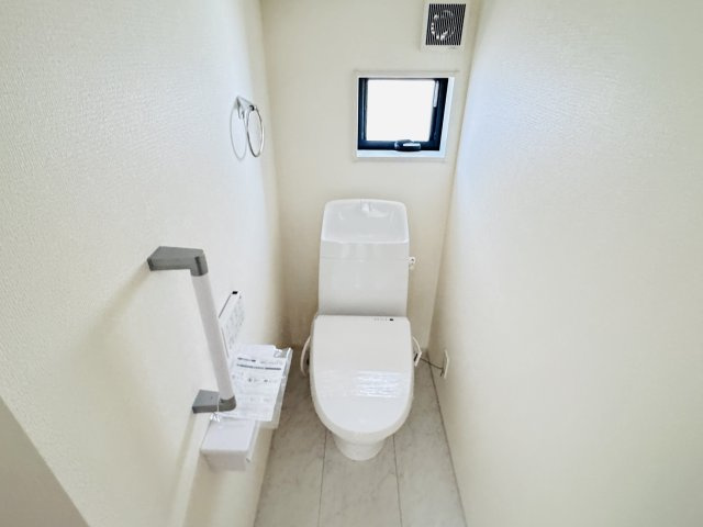 三郷市彦糸１丁目新築戸建のトイレ|温水洗浄暖房便座つきトイレ