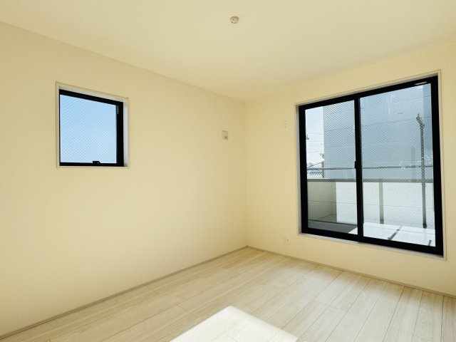 三郷市彦糸１丁目新築戸建の寝室|6.5帖寝室・南側バルコニー前の明るいお部屋です♪