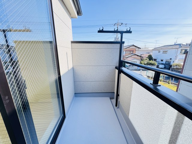 三郷市彦糸１丁目新築戸建のバルコニー|寝室前南向きバルコニー・日当たり良好♪