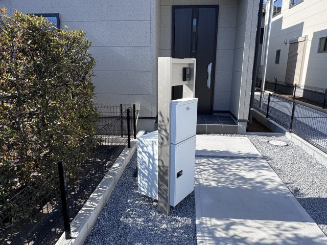 三郷市彦糸１丁目新築戸建の防犯設備|インターホン・宅配ボックス完備