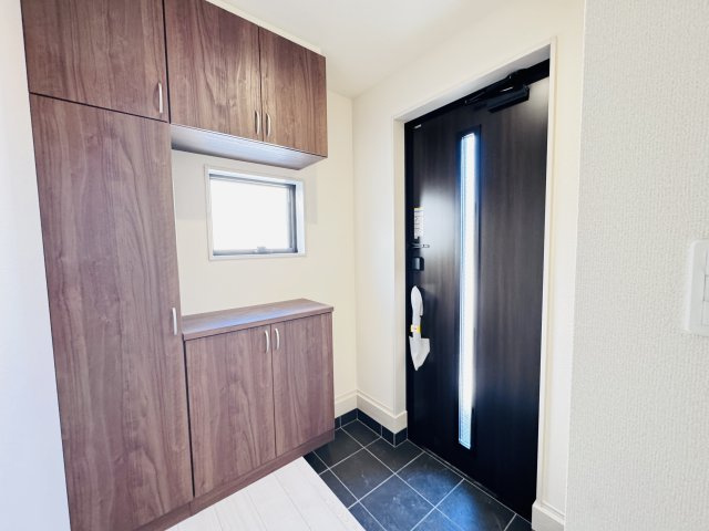 三郷市彦糸１丁目新築戸建の玄関|玄関ホール・シューズクローゼット