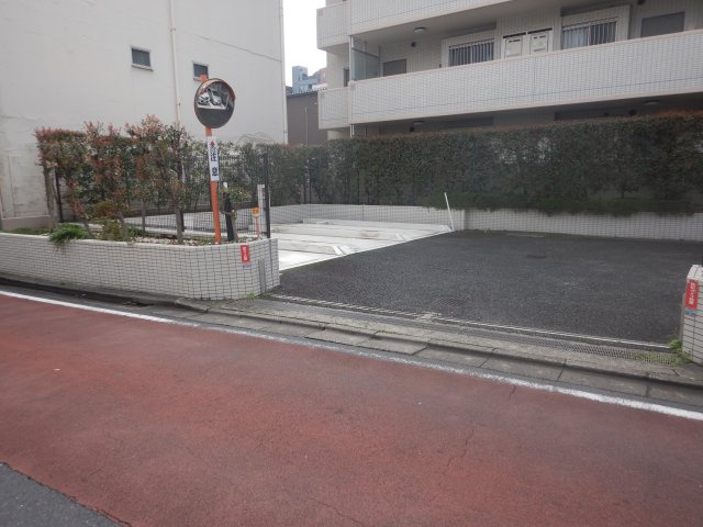 東急ドエル・アルス目黒青葉台の駐車場