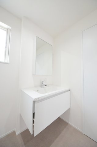 鹿籠2丁目の独立洗面台|清潔感あふれるシャワー付洗面台と洗面室。収納スペースもあり、窓もあり明るく通気も良いです