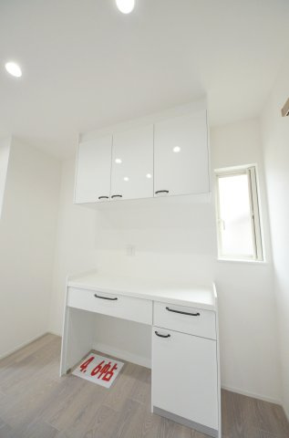 鹿籠2丁目の収納|大容量のカップボードが標準装備。パントリースペースもあり、キッチン周りの収納もしっかり確保されています。