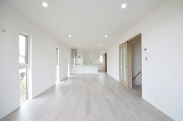 鹿籠2丁目の居間・リビング|陽当たりが良く、窓の多いリビング空間。オープンタイプの対面式キッチンでリビングが隅まで見渡せます。キッチンにいながら小さなお子様にも目が届き安心です。