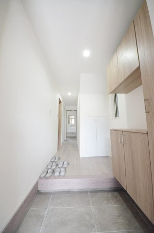 鹿籠2丁目の玄関|玄関にはシューズボックスあり。
玄関周りの収納スペースもしっかり確保されています。