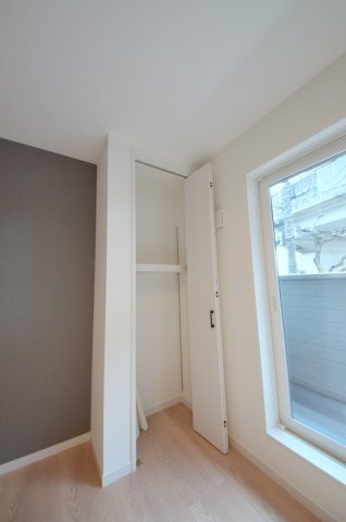 浜田本町の洋室|リビングにも収納スペースがあります