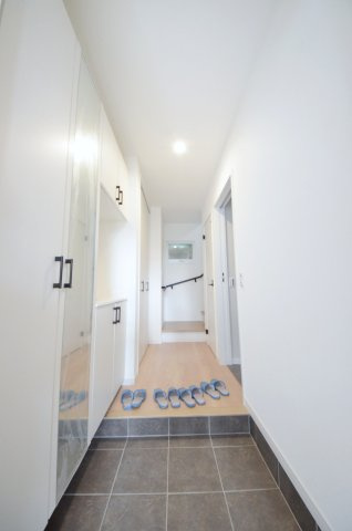 浜田本町の玄関|玄関にはシューズボックスと土間収納もあり。
玄関周りの収納スペースもしっかり確保されています。