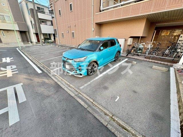 カーサ千種Aの駐車場