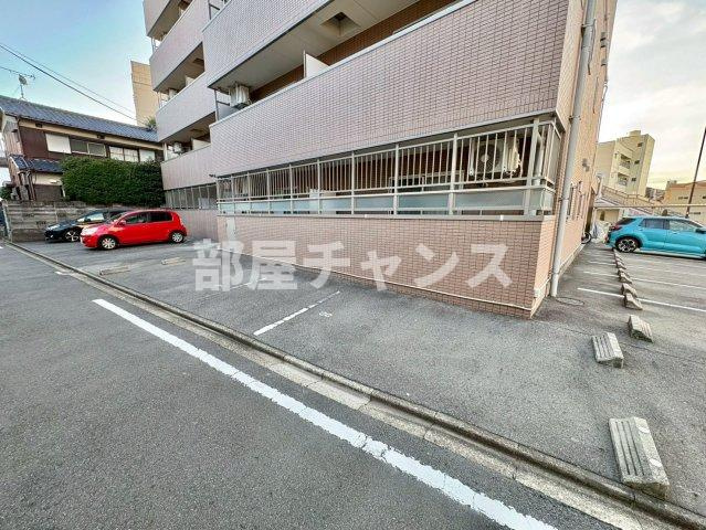 カーサ千種Aの駐車場