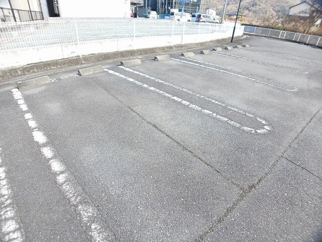 グランドゥールＢの駐車場
