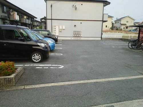 グランドゥールＢの駐車場