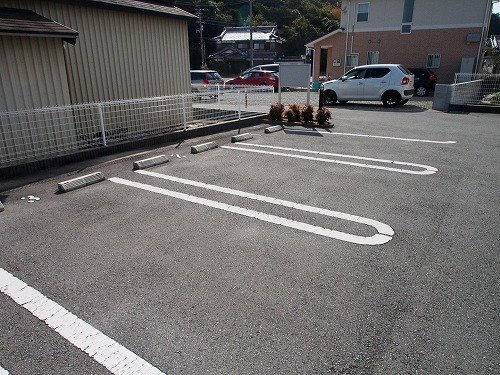 ホワイトローズの駐車場