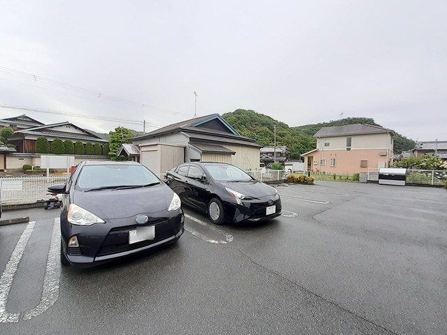 ホワイトローズの駐車場