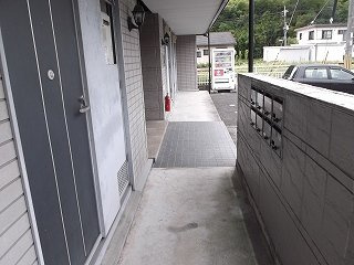 レオパレス飾西の玄関