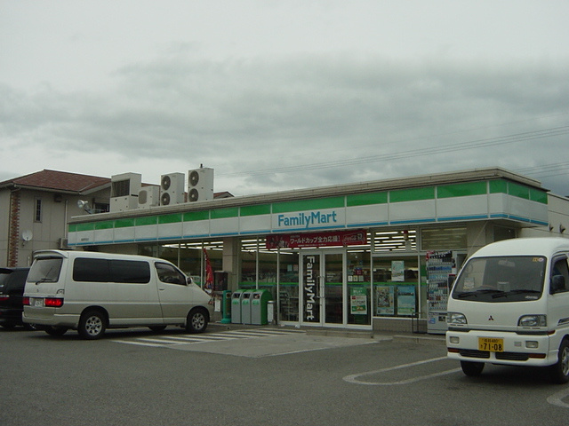 ＩＮＧＬＥ　ＳＩＤＥの周辺|ファミリーマートまで300ｍ