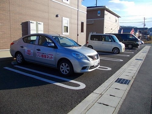 シャングリラ　Ａの駐車場