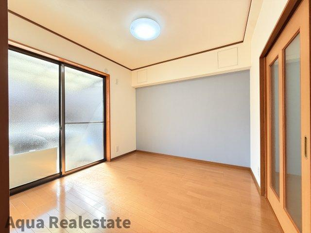 高松市扇町　リノベ住宅の洋室|広々とした洋室です