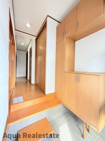 高松市扇町　リノベ住宅の玄関|ゆったりとした玄関です