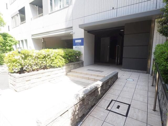 レジディア文京湯島のエントランス