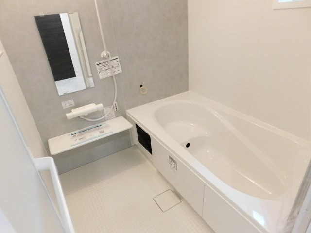 愛西市西保町森浦の新築一戸建の浴室|◇浴室◇　　広い１坪サイズ（ＬＩＸＩＬ）・浴室暖房乾燥機・断熱浴槽・エコベンチ浴槽・お手入れ楽々カウンター・キレイサーモフロア・オートバス・バリアフリーバス・追い焚き・浴室窓あり