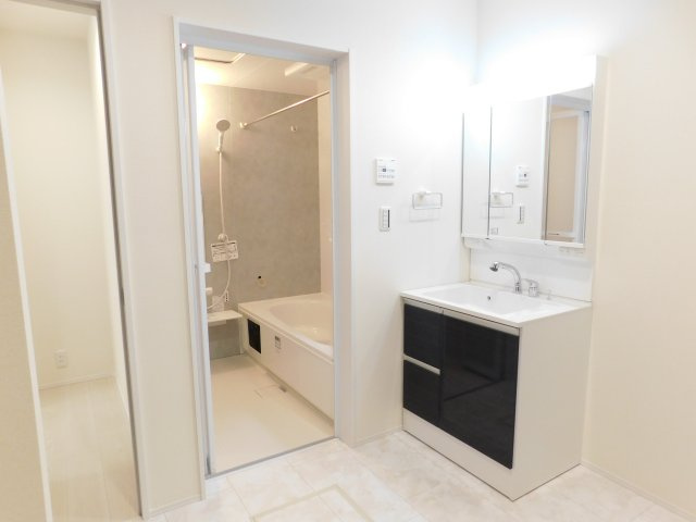 愛西市西保町森浦の新築一戸建の独立洗面台|◇洗面室◇　　広い洗面室！　三面鏡シャンプードレッサー　くもり止め仕様　