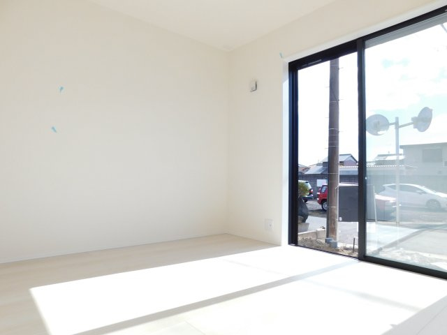 愛西市西保町森浦の新築一戸建の洋室|◇洋室◇　　南面で明るい洋室４．５帖　全居室収納完備！