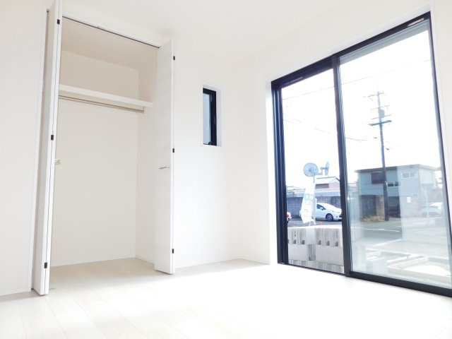 愛西市西保町森浦の新築一戸建の洋室|◇洋室◇　　南面で明るい洋室５．２５帖　全居室収納完備！