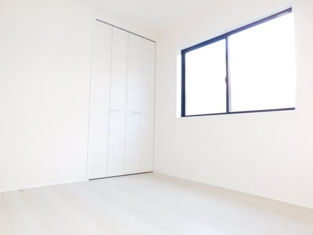 愛西市西保町森浦の新築一戸建の洋室|◇洋室◇　　明るい洋室５．２５帖　全居室収納完備！