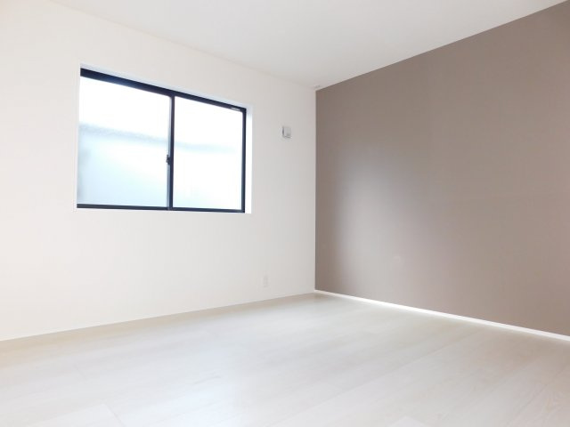 愛西市西保町森浦の新築一戸建の洋室|◇洋室◇　　明るい洋室７．０帖　大容量ウォークインクローゼット完備！